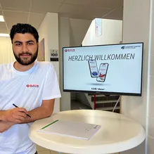 Azubi vor einem Monitor in einem Büo