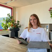 itarbeiterin der Buchhaltung von Bleche nach Mass mit Tablet und Aktenordner im Büro
