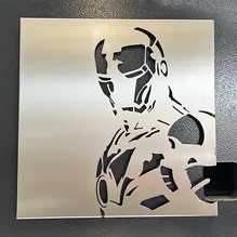 Ein Iron Man Muster in einem Blechzuschnitt