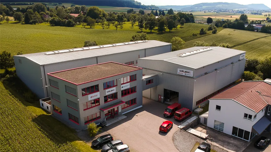 Drohnenaufnahme Bürogebäude mit grünem Feld im Hintergrund
