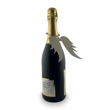 Eine Flasche mit einem Edelstahl Flaschenhalsanhänger in Engelsflügelform
