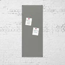 Eine Magnetwand an einer weißen Wand 