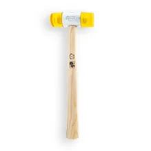 Ein Plastikhammer auf weißem Hintergrund