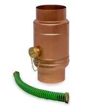 Wassersammler mit Schlauchpaket in Kupfer auf weißem Hintergrund.