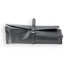 Eine Werkzeugrolltasche mit Schnallriemen auf weißem Hintergrund