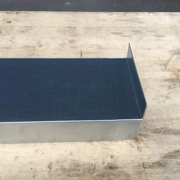 Foto einer Mauerabdeckung (Endstück) mit Aufkantung an aufgehender Wand
