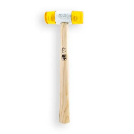 Ein Plastikhammer auf weißem Hintergrund