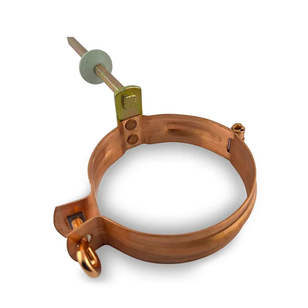 Rohrschelle mit Schlagstift in Kupfer auf weißem Hintergrund.