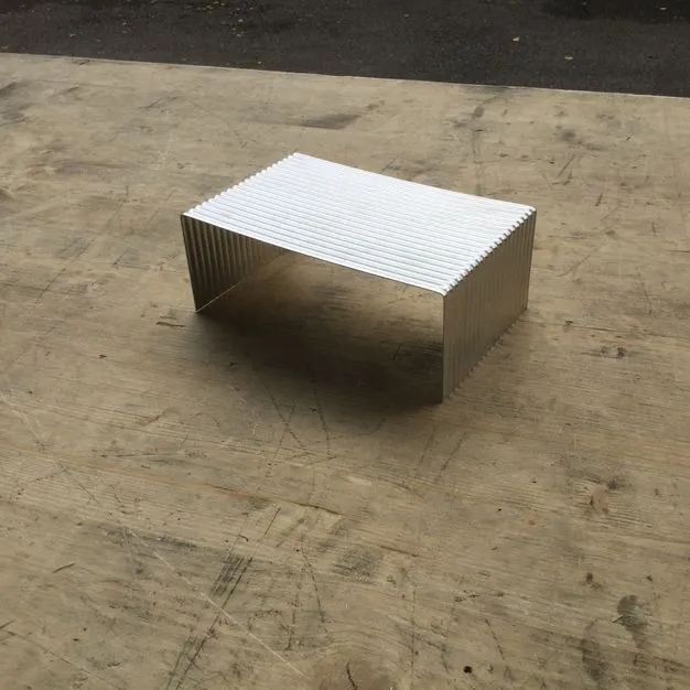 Ein Stoßverbinder in Aluminium geriffelt auf einem Tisch