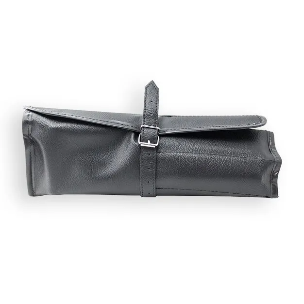Eine Werkzeugrolltasche mit Schnallriemen auf weißem Hintergrund