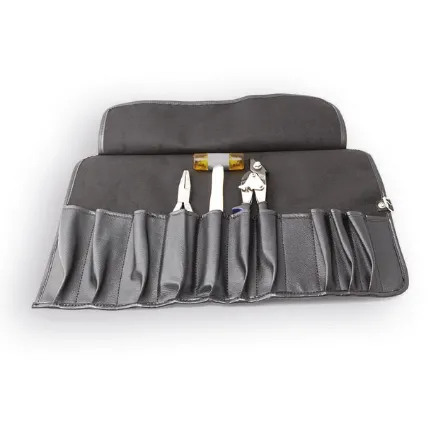 Eine offene Werkzeugrolltasche mit Schnallriemen auf weißem Hintergrund