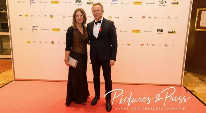 Eine Frau und ein Mann in schicker Kleidung auf einem Ball